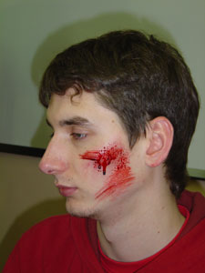 Alex, simulacre de ferida a la cara