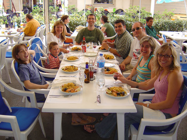 Marta, Arnau,Tnia,Alex,Raul,Eloi,Diana i Mariona amb la paella de fi de curs